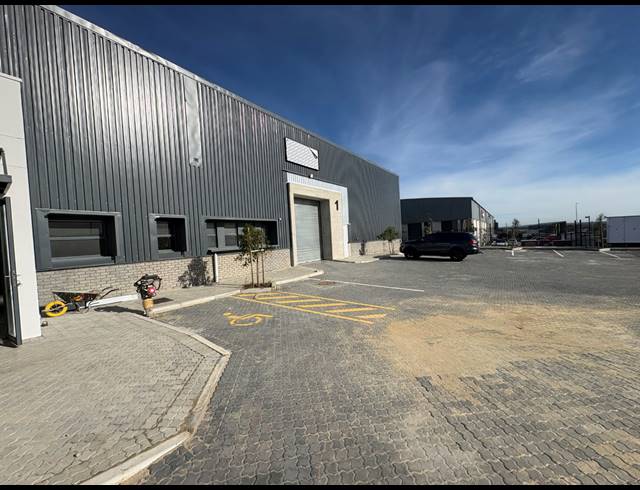 976M² WAREHOUSE TO LET IN ATLANTIC HILLS